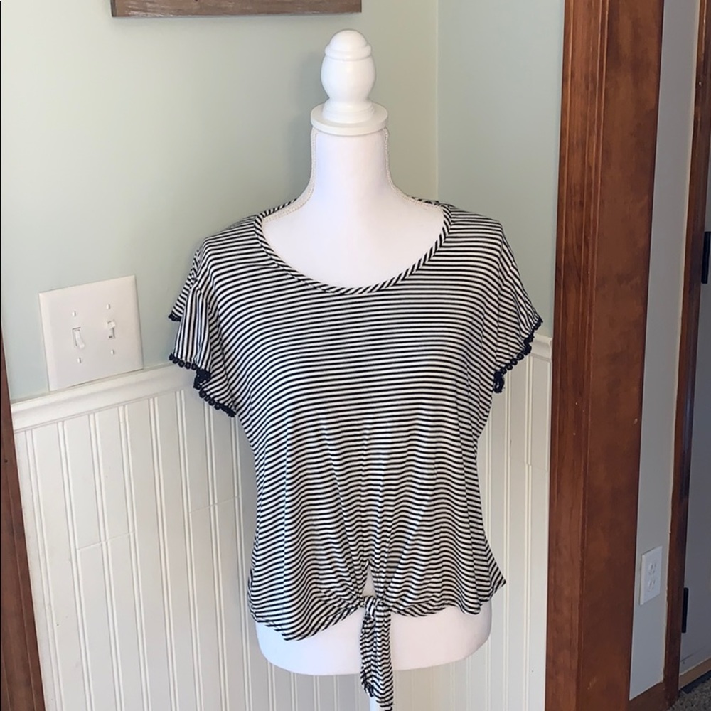 Kim & Cami black & white tie front shirt- medium